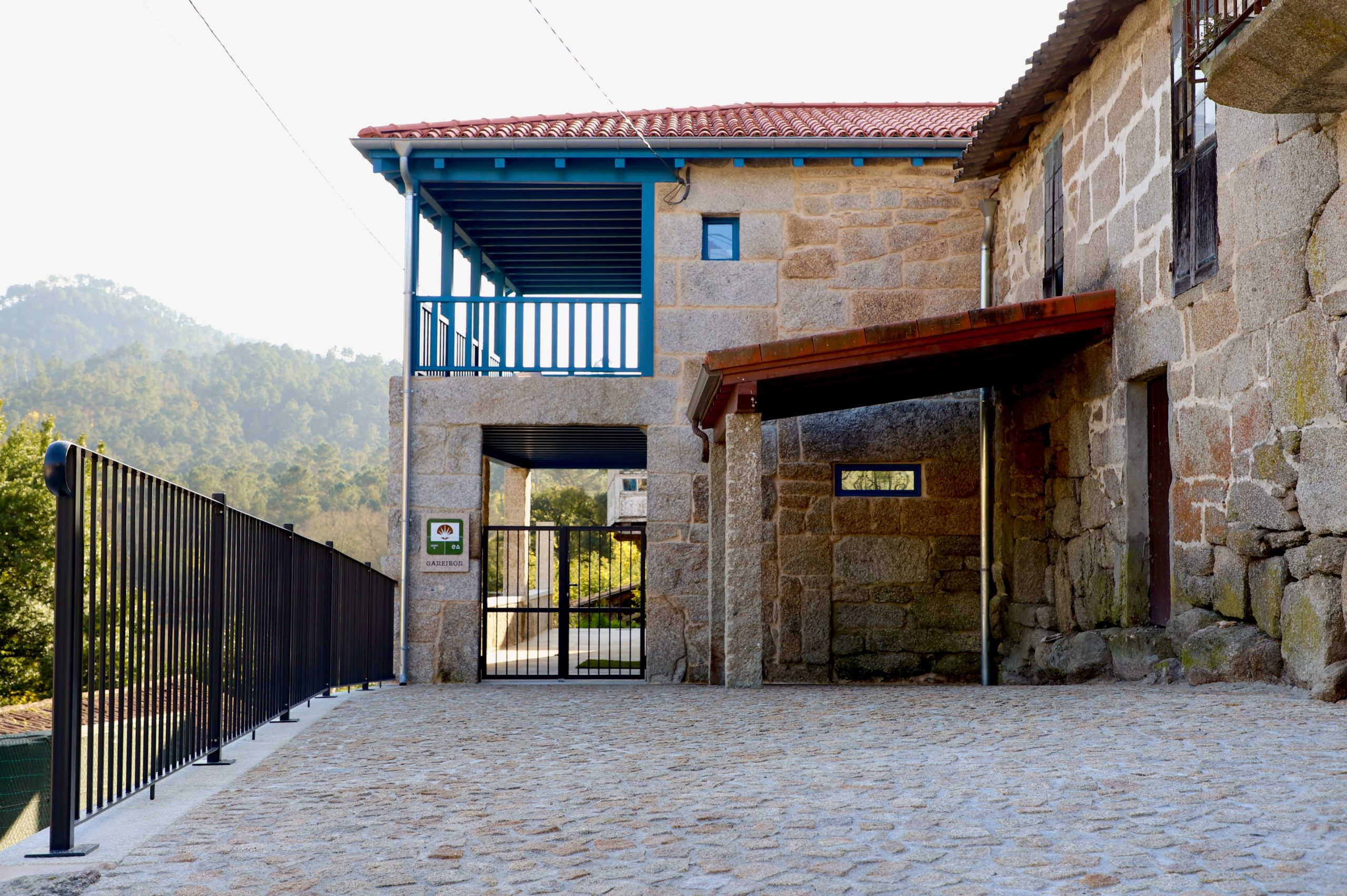 Fachada de piedra de Casa de Aldea Caneirón. Casa rústica en Ourense.